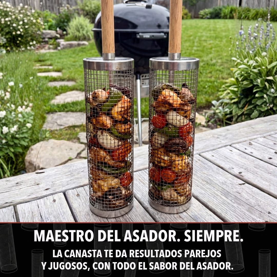 Dos canastas para asar llenas de pollo y verduras asadas, listas para servir en el jardín